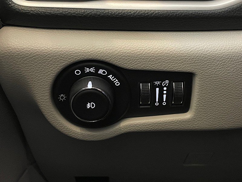 Used 2024 Chrysler Pacifica Touring-L FWD image 17
