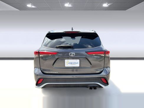 Used 2021 Toyota Highlander XSE FWD image 10