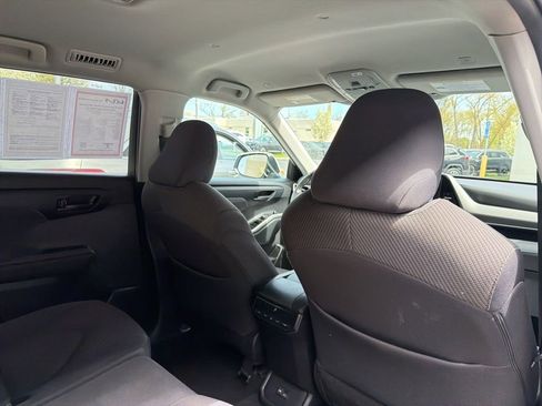 Used 2024 Toyota Highlander LE AWD/4WD image 14