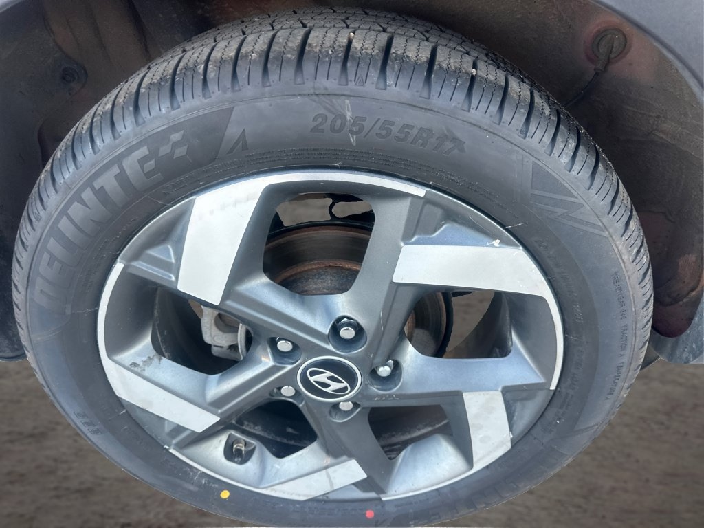 Used 2022 Hyundai Venue SEL FWD image 16