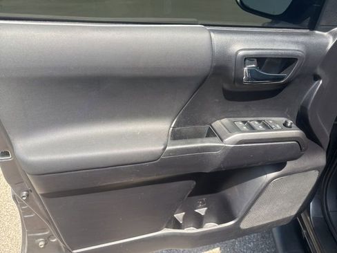 Used 2021 Toyota Tacoma TRD Off-Road image 23