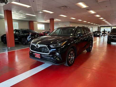 Certified 2024 Toyota Highlander XLE AWD/4WD image 7