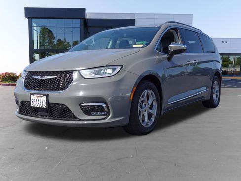 Used 2023 Chrysler Pacifica Limited FWD image 7