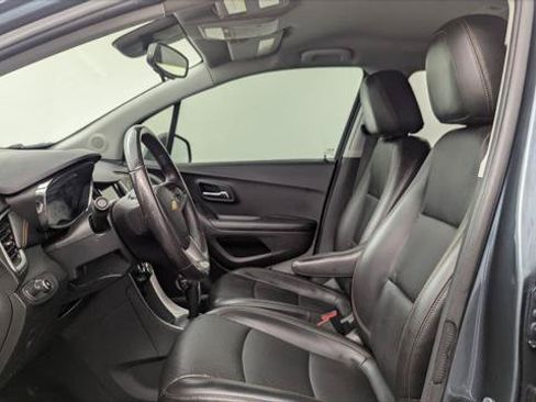 Used 2021 Chevrolet Trax LT w/ Premium Seat Package FWD image 14