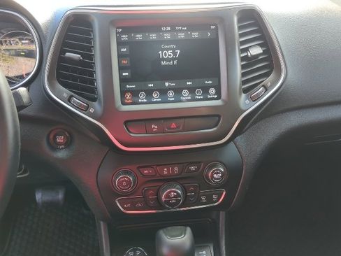 Used 2019 Jeep Cherokee Trailhawk w/ Cold Weather Group image 9