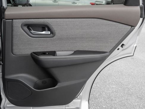 Used 2023 Nissan Rogue SV image 31