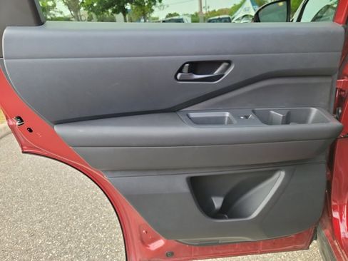 Used 2026 Nissan Pathfinder SV image 10