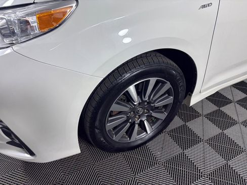 Used 2018 Toyota Sienna XLE w/ XLE Navigation Package image 10