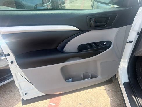 Used 2019 Toyota Highlander Plus FWD image 7