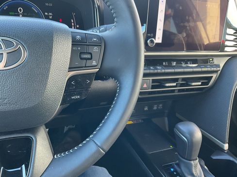 Used 2025 Toyota Camry SE image 23