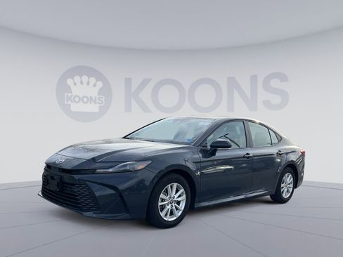 Used 2025 Toyota Camry LE image 1