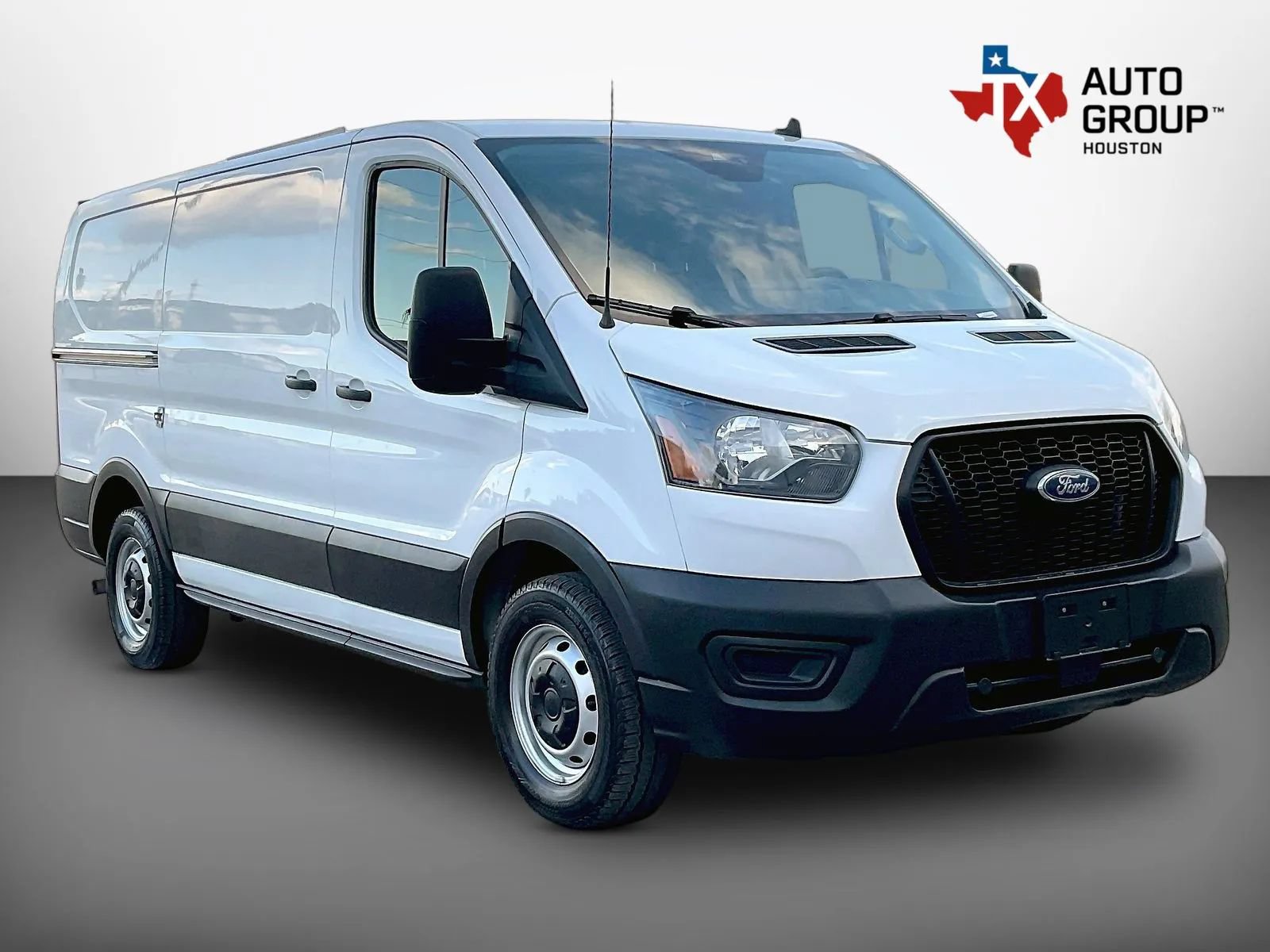 Used 2023 Ford Transit 150 Low Roof RWD image 4