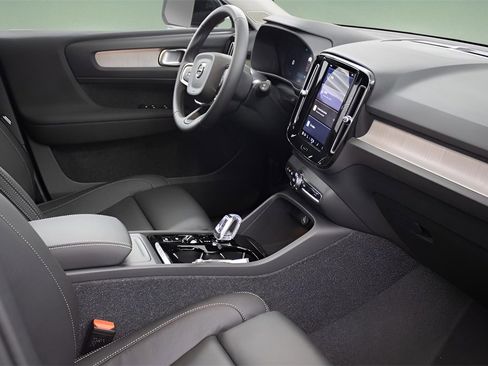 Certified 2025 Volvo XC40 B5 Plus image 34