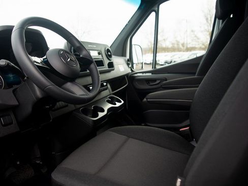 Used 2025 Mercedes-Benz Sprinter 2500 image 27