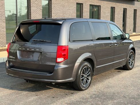 Used 2016 Dodge Grand Caravan SE FWD image 2