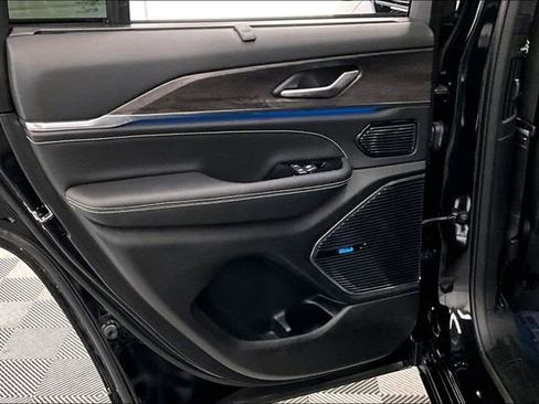 Used 2023 Jeep Grand Cherokee Overland w/ Advanced Protech Group III image 22