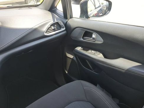 Used 2024 Chrysler Pacifica Touring FWD image 20