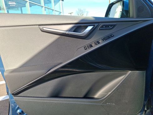 Certified 2025 Kia Niro SX Touring image 12