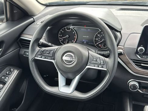 Used 2025 Nissan Altima 2.5 SV FWD image 24