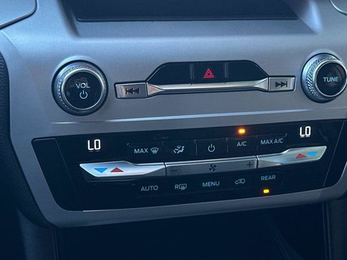 Used 2020 Ford Explorer XLT image 23