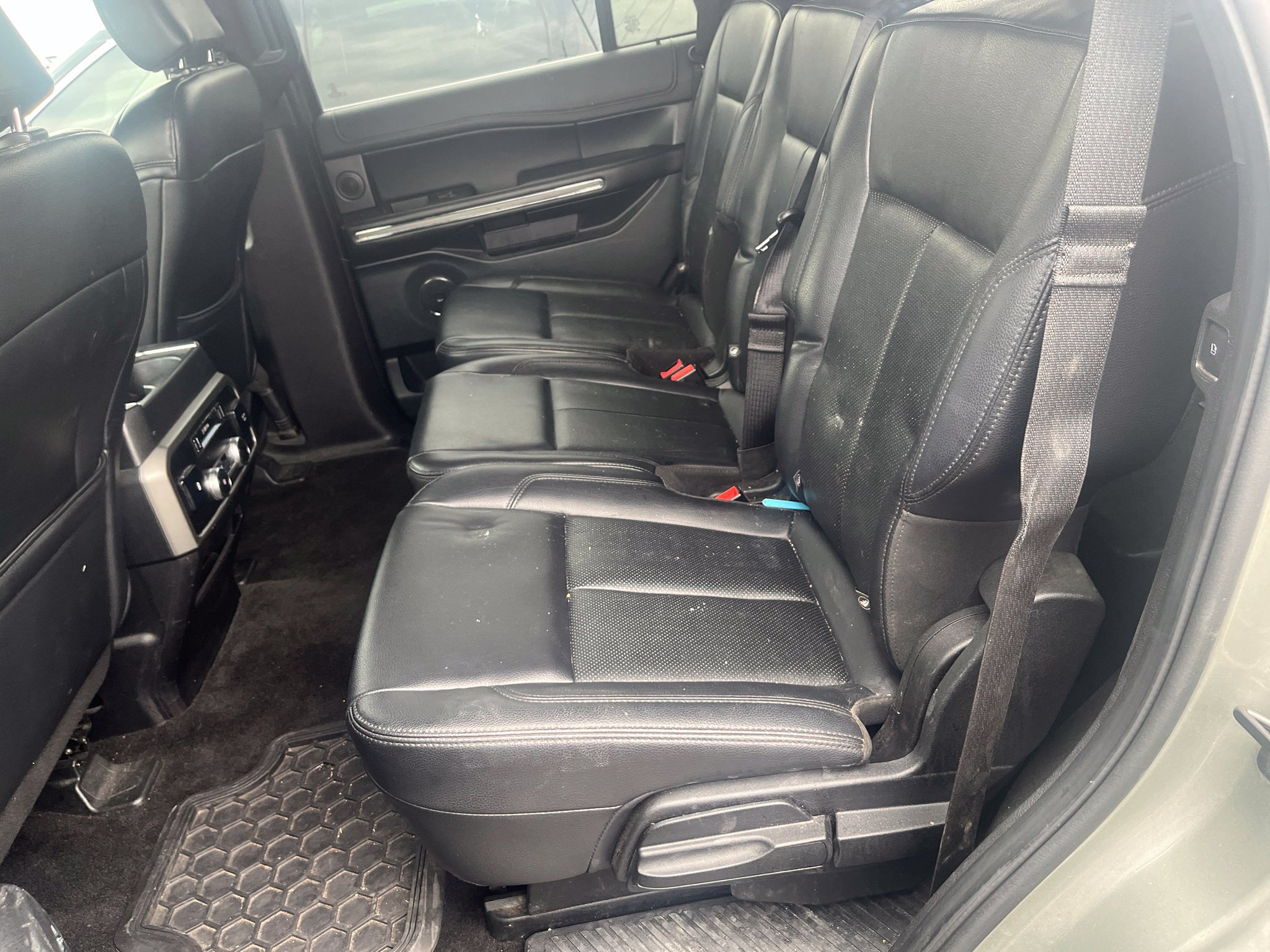 Used 2019 Ford Expedition XLT w/ Equipment Group 202A AWD/4WD image 9