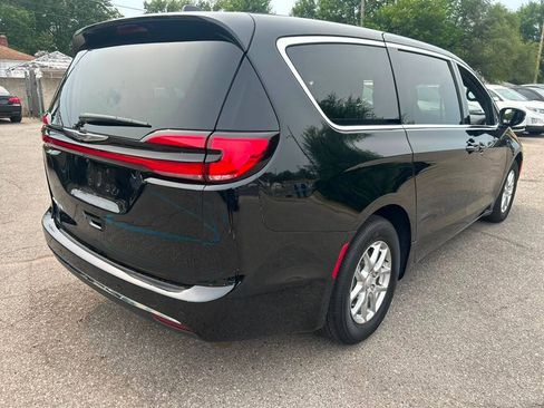 Used 2026 Chrysler Pacifica Select FWD image 5