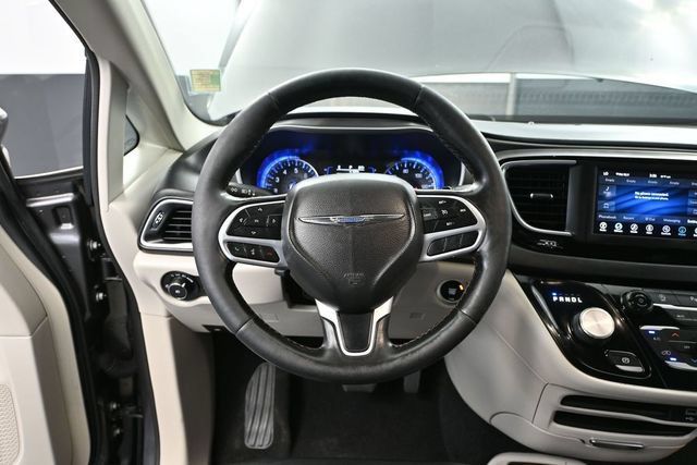 Used 2020 Chrysler Pacifica Touring-L FWD image 19