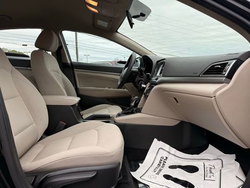 Used 2017 Hyundai Elantra SE image 31