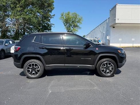 Used 2024 Jeep Compass Trailhawk AWD/4WD image 3