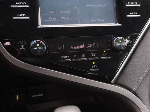 Used 2018 Toyota Camry XSE FWD image 17
