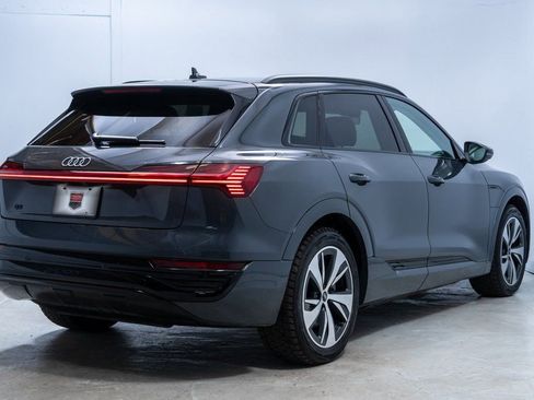 Used 2024 Audi Q8 e-tron Premium image 7