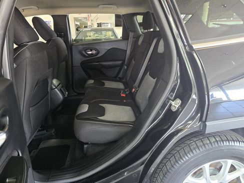 Used 2014 Jeep Cherokee Latitude AWD/4WD image 11