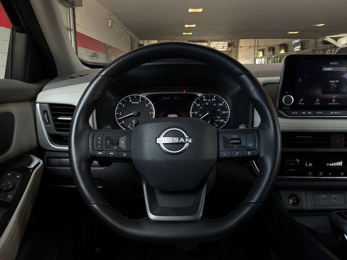 Used 2025 Nissan Rogue SV FWD image 32