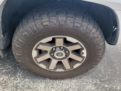 Certified 2024 Toyota 4Runner TRD Off-Road Premium w/ Moonroof Package AWD/4WD image 9
