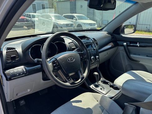 Used 2012 Kia Sorento LX w/ Convenience Pkg image 11