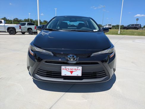 Used 2026 Toyota Corolla LE FWD image 2