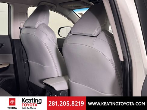 Used 2022 Toyota Venza XLE image 17