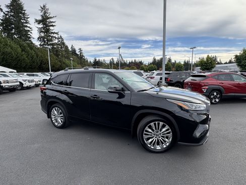 Used 2022 Toyota Highlander Platinum image 2