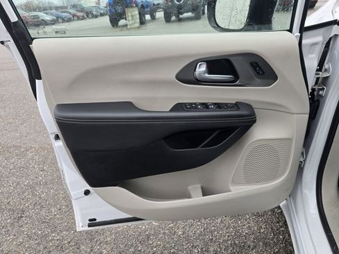 Used 2024 Chrysler Pacifica Touring-L image 9