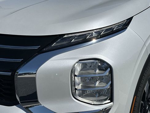 Used 2025 Mitsubishi Outlander SE FWD image 11