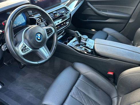 Used 2023 BMW 530e w/ Executive Package image 9