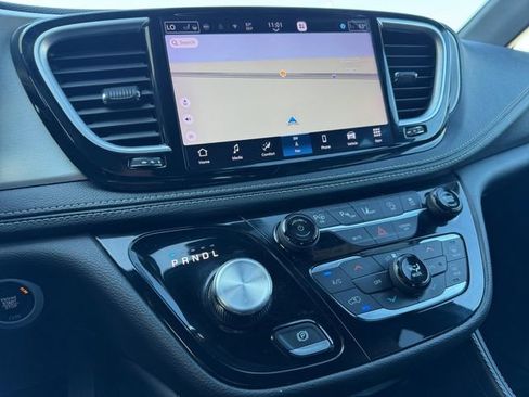 Used 2023 Chrysler Pacifica Limited w/ Uconnect Theater Family Group image 26