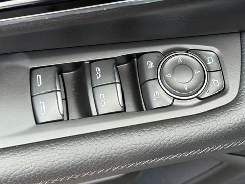 Used 2025 GMC Yukon XL Denali AWD/4WD image 15