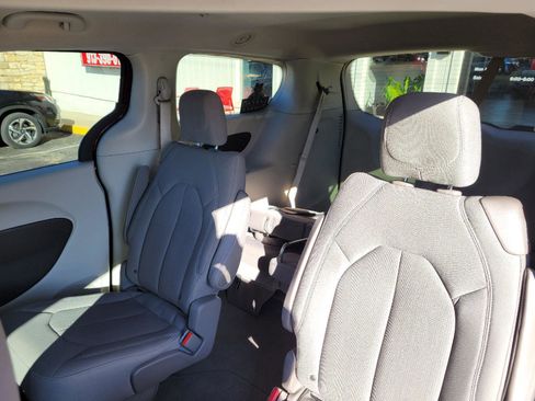 Used 2021 Chrysler Voyager LX image 6