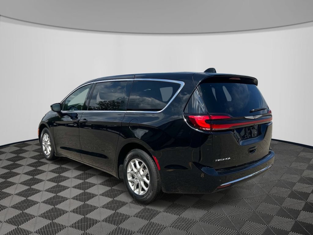 Used 2026 Chrysler Pacifica Select FWD image 3