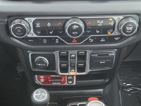 Used 2024 Jeep Wrangler Unlimited Rubicon AWD/4WD image 18
