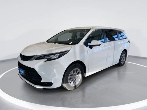Used 2023 Toyota Sienna LE image 1