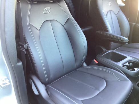 Used 2026 Chrysler Pacifica Select w/ S Appearance Package FWD image 18