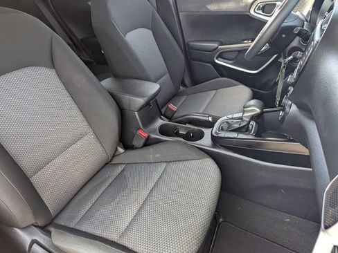 Used 2025 Kia Soul LX w/ LX Technology Package FWD image 10