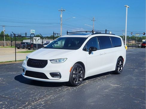 Used 2025 Chrysler Pacifica Limited FWD image 12